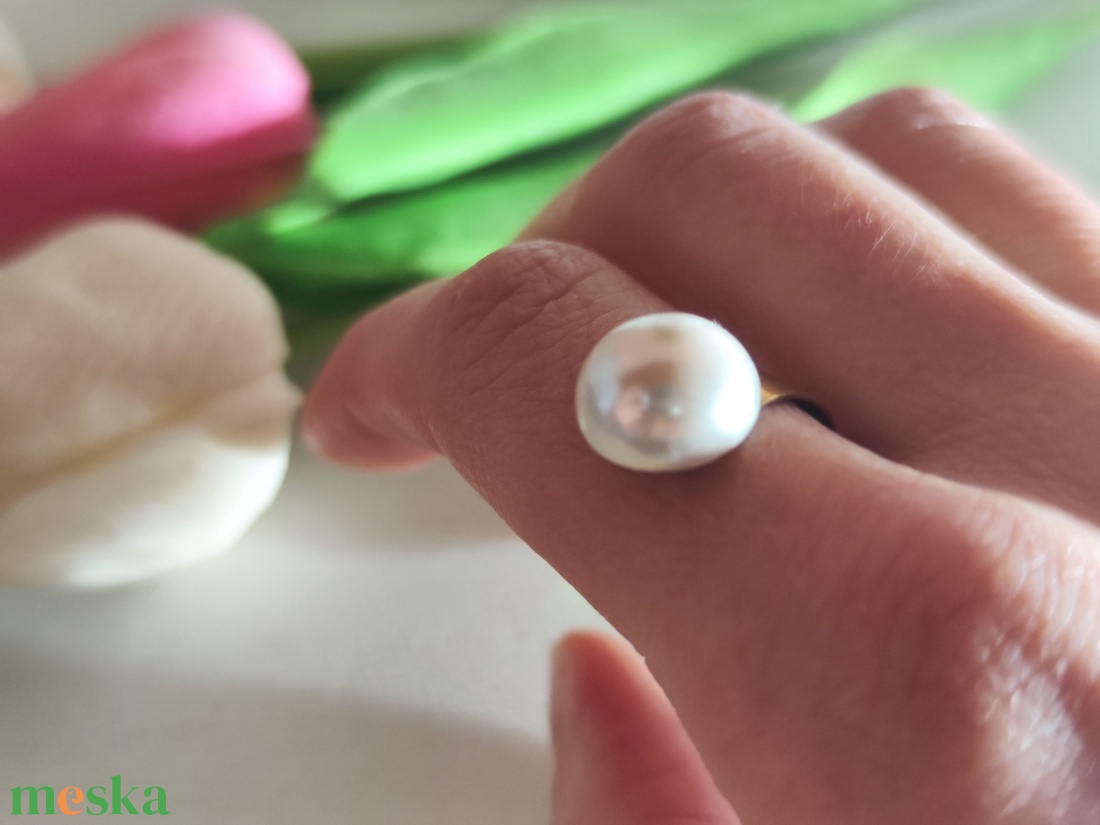 Modern Elegancia: Nyitott Sárgaréz Gyűrű Kagylógyönggyel - ékszer - gyűrű - kerek gyűrű - Meska.hu