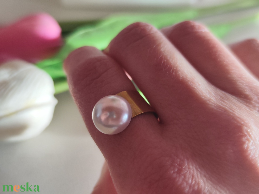 Modern Elegancia: Nyitott Sárgaréz Gyűrű Kagylógyönggyel - ékszer - gyűrű - kerek gyűrű - Meska.hu