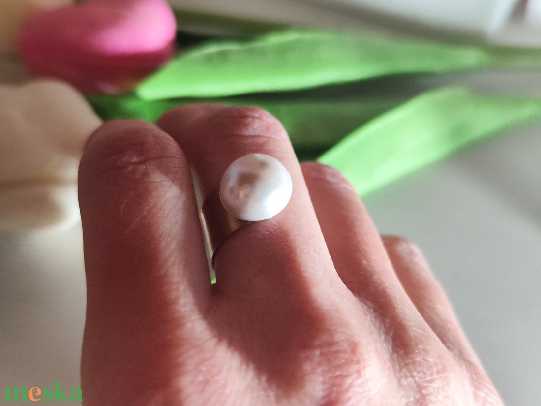 Modern Elegancia: Nyitott Sárgaréz Gyűrű Kagylógyönggyel - ékszer - gyűrű - kerek gyűrű - Meska.hu