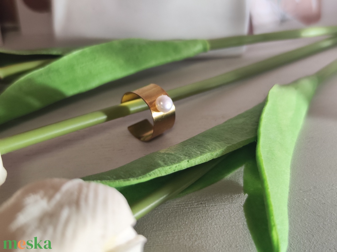 Elegáns Minimalizmus: Kézzel készült sárgaréz gyűrű édesvízi gyönggyel! - ékszer - gyűrű - kerek gyűrű - Meska.hu