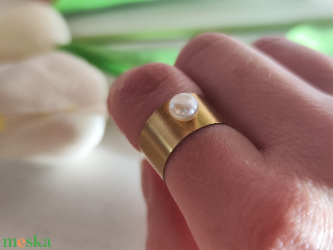 Elegáns Minimalizmus: Kézzel készült sárgaréz gyűrű édesvízi gyönggyel! - ékszer - gyűrű - kerek gyűrű - Meska.hu