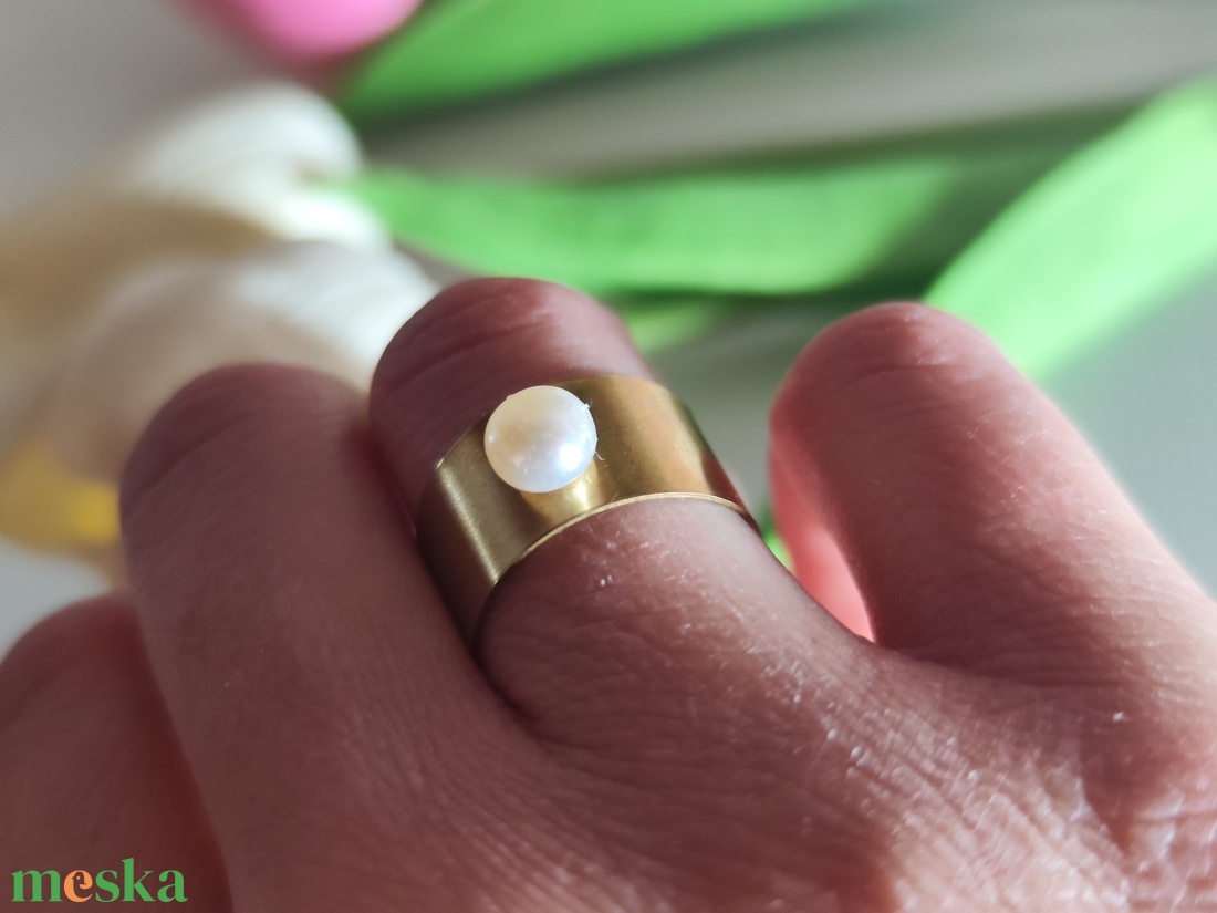 Elegáns Minimalizmus: Kézzel készült sárgaréz gyűrű édesvízi gyönggyel! - ékszer - gyűrű - kerek gyűrű - Meska.hu