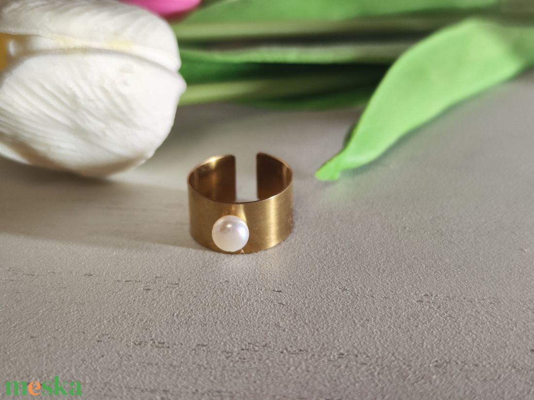 Elegáns Minimalizmus: Kézzel készült sárgaréz gyűrű édesvízi gyönggyel! - ékszer - gyűrű - kerek gyűrű - Meska.hu