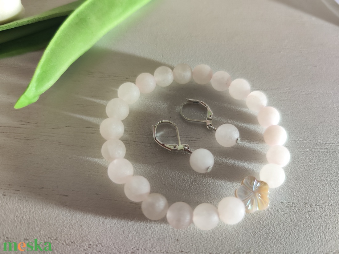 Rózsakvarc Álom Szett � Matt ásvány karkötő gyöngyház virággal és kísérő fülbevalóval - ékszer - ékszerszett - Meska.hu