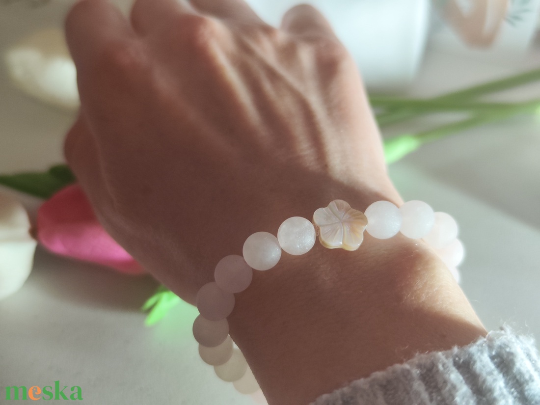 Rózsakvarc Álom Szett � Matt ásvány karkötő gyöngyház virággal és kísérő fülbevalóval - ékszer - ékszerszett - Meska.hu