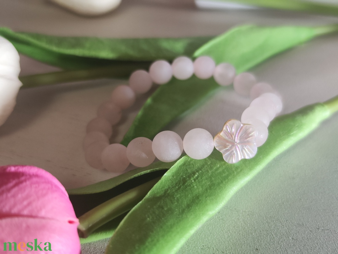 Rózsakvarc Álom Szett � Matt ásvány karkötő gyöngyház virággal és kísérő fülbevalóval - ékszer - ékszerszett - Meska.hu