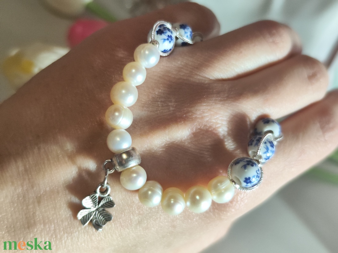 Szerencsehozó gyöngy karkötő � négylevelű lóhere medállal, kék-fehér virágos! - ékszer - karkötő - ásványkarkötő - Meska.hu