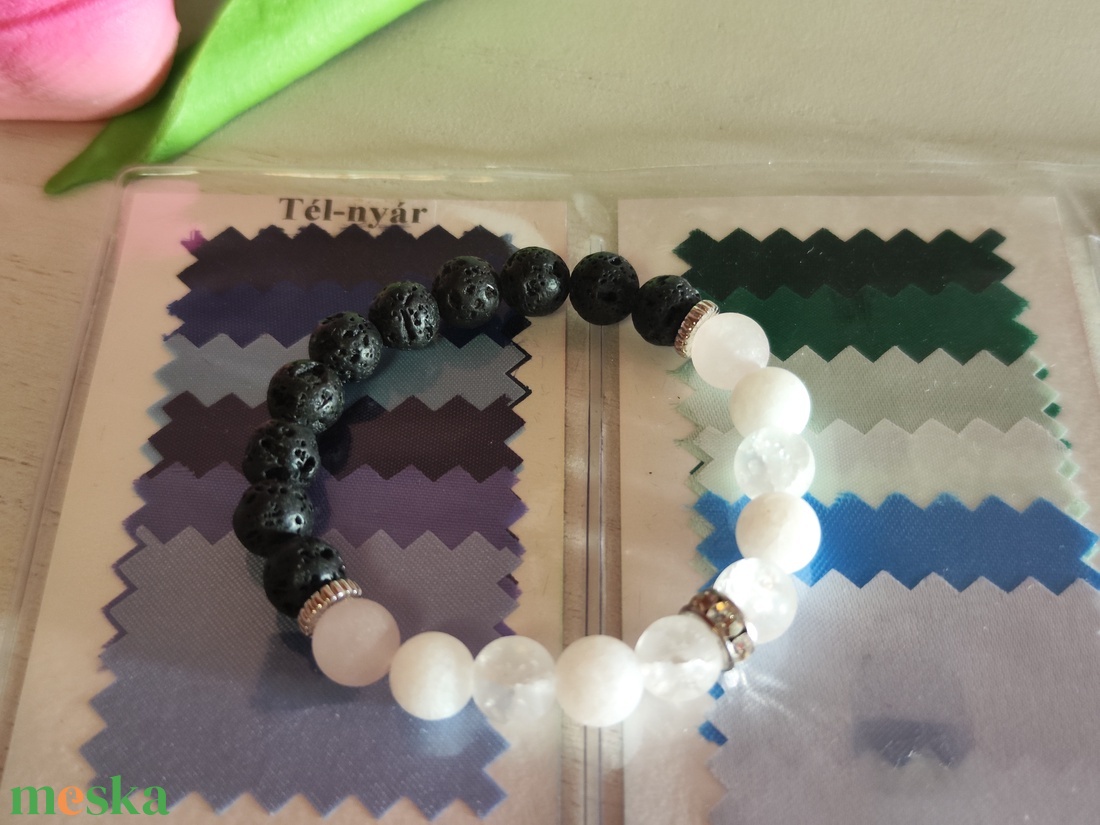 Éjfél és Hófehér harmónia � Elegáns ásvány karkötő Tél típusú hölgyeknek  - ékszer - karkötő - ásványkarkötő - Meska.hu