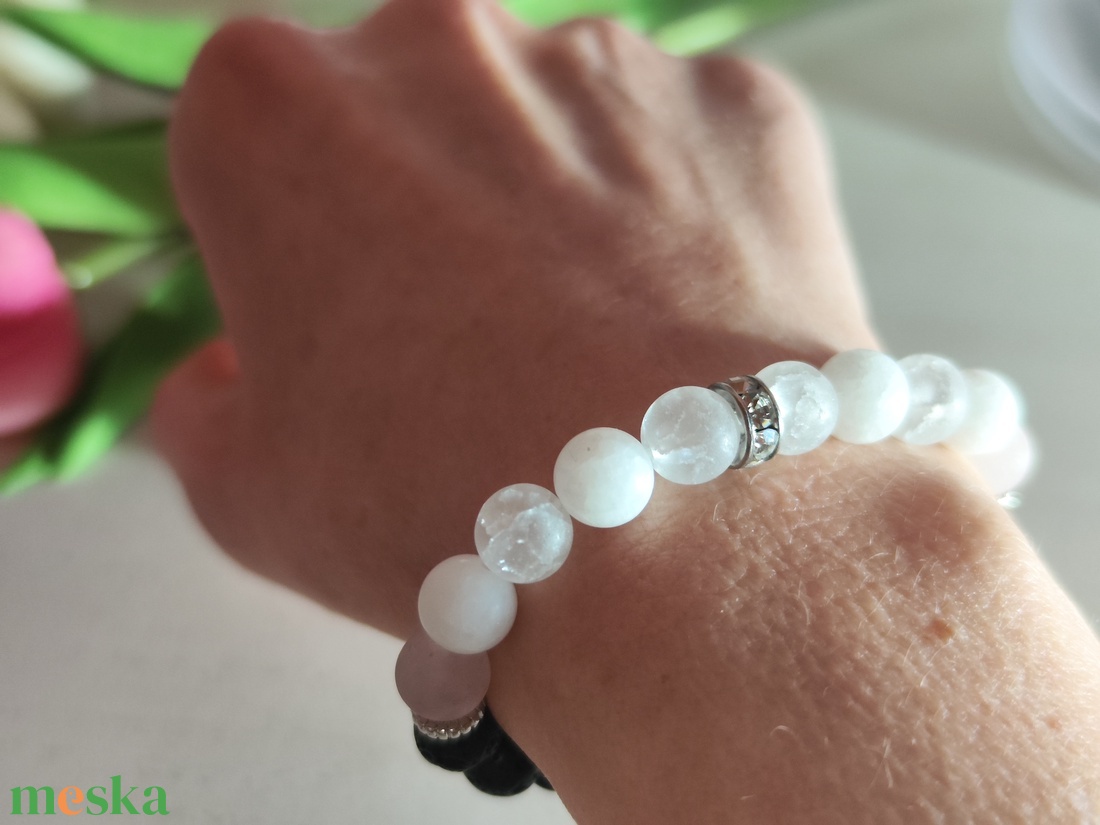 Éjfél és Hófehér harmónia � Elegáns ásvány karkötő Tél típusú hölgyeknek  - ékszer - karkötő - ásványkarkötő - Meska.hu