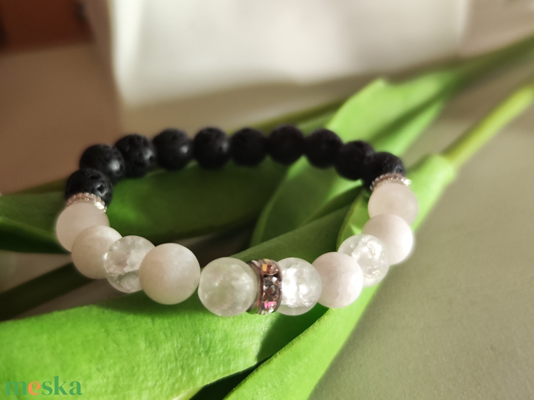 Éjfél és Hófehér harmónia � Elegáns ásvány karkötő Tél típusú hölgyeknek  - ékszer - karkötő - ásványkarkötő - Meska.hu