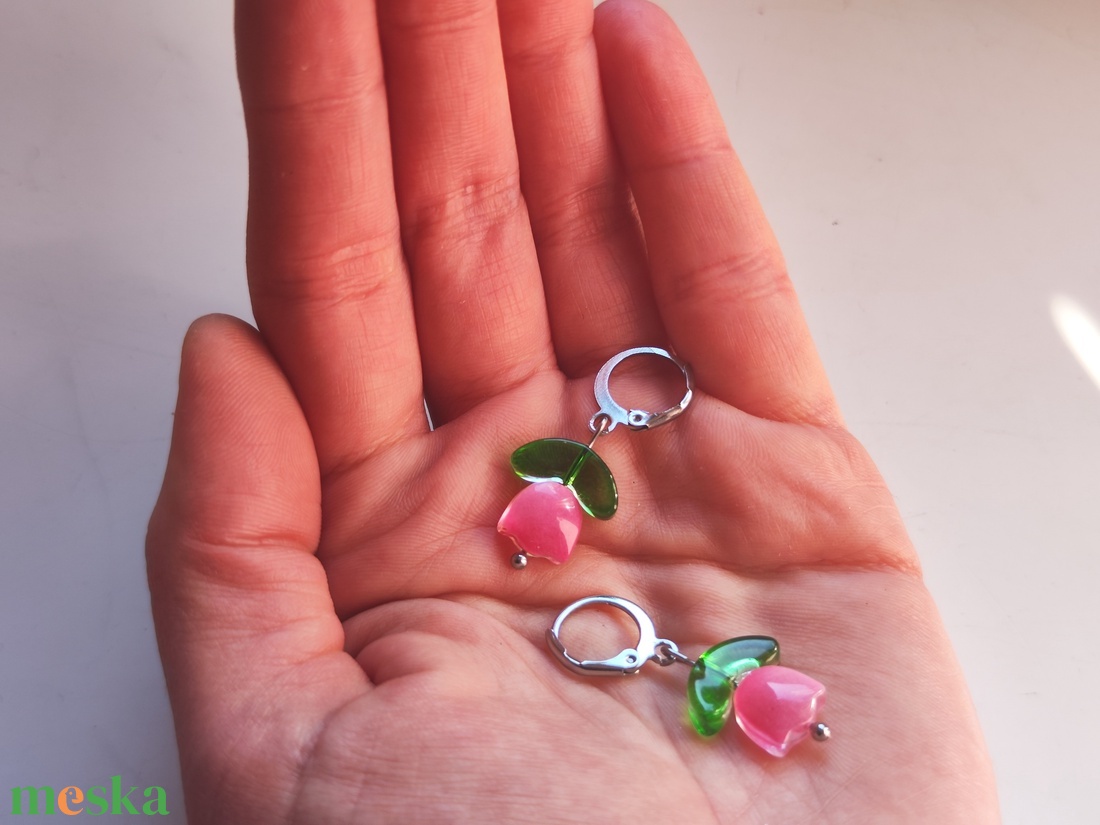 Tavaszi megújulás: üveggyöngy tulipán fülbevaló nemesacélból - ékszer - fülbevaló - lógó fülbevaló - Meska.hu