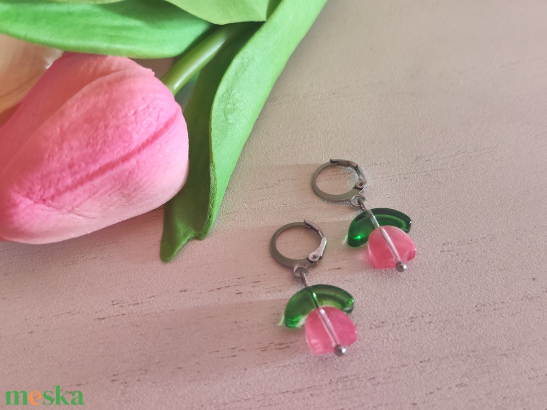 Tavaszi megújulás: üveggyöngy tulipán fülbevaló nemesacélból - ékszer - fülbevaló - lógó fülbevaló - Meska.hu