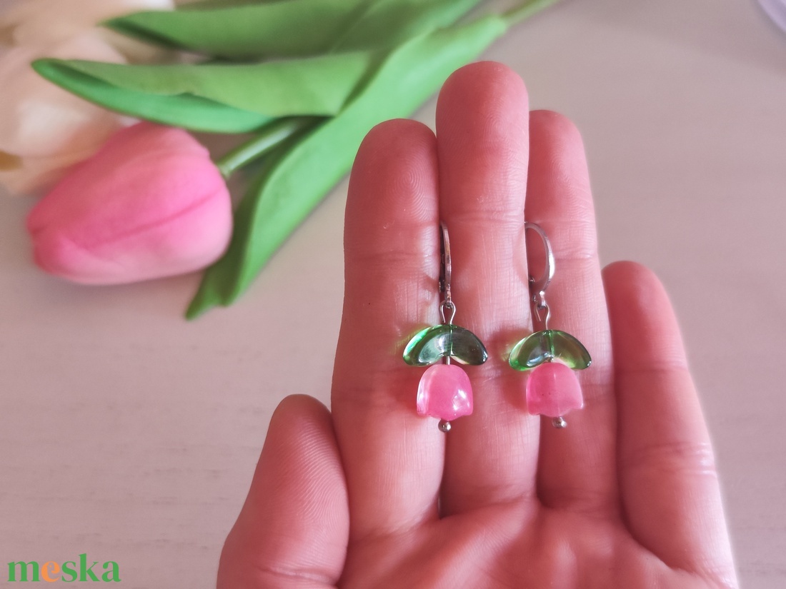 Tavaszi megújulás: üveggyöngy tulipán fülbevaló nemesacélból - ékszer - fülbevaló - lógó fülbevaló - Meska.hu