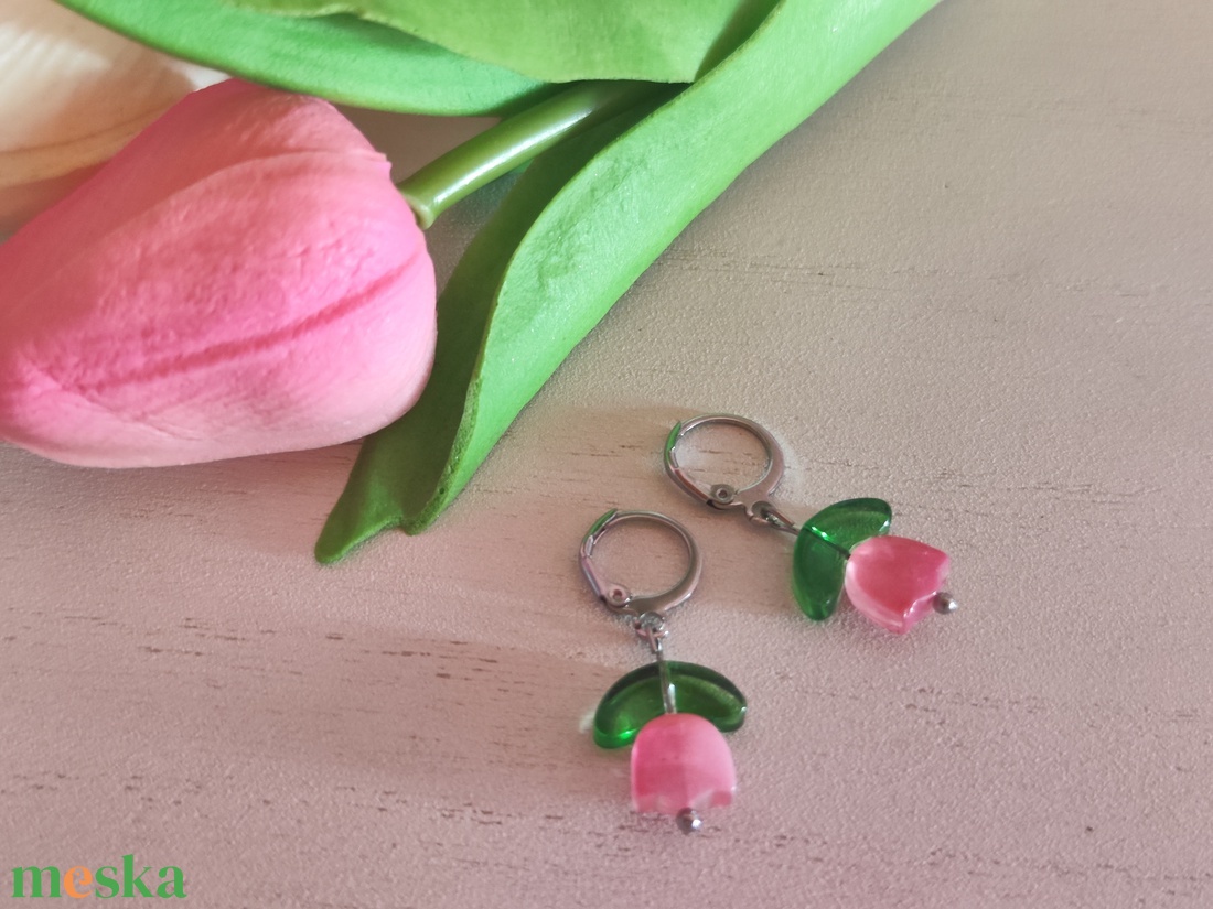 Tavaszi megújulás: üveggyöngy tulipán fülbevaló nemesacélból - ékszer - fülbevaló - lógó fülbevaló - Meska.hu