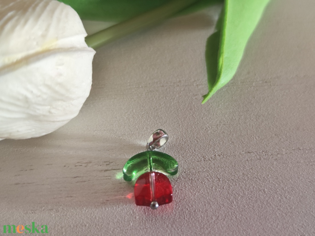 Kézműves Üveg Tulipán Medál � A tavasz eleganciája - ékszer - nyaklánc - medál - Meska.hu