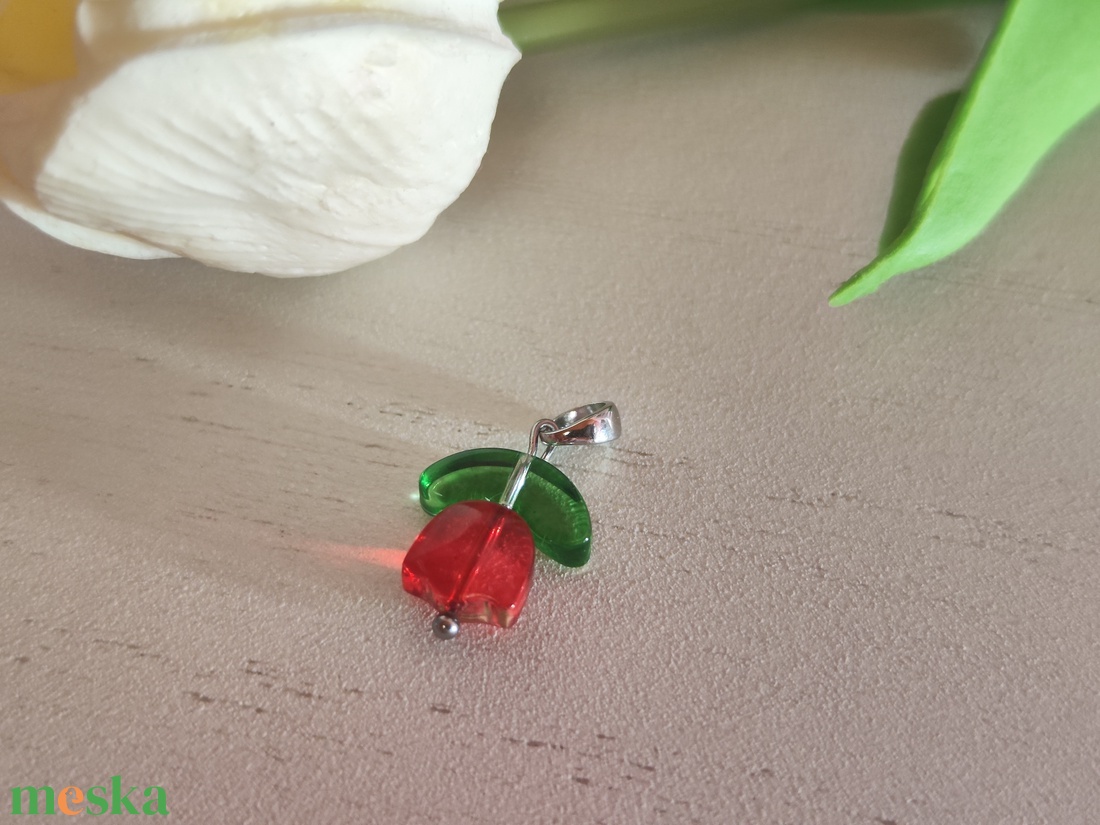 Kézműves Üveg Tulipán Medál � A tavasz eleganciája - ékszer - nyaklánc - medál - Meska.hu