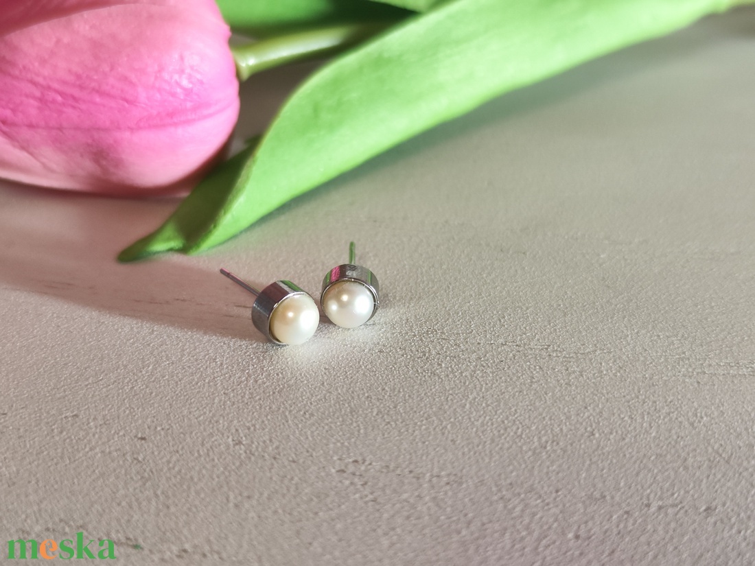 Igazgyöngy ragyogás � Nemesacél fülbevaló édesvízi tenyésztett gyönggyel - ékszer - fülbevaló - pötty fülbevaló - Meska.hu