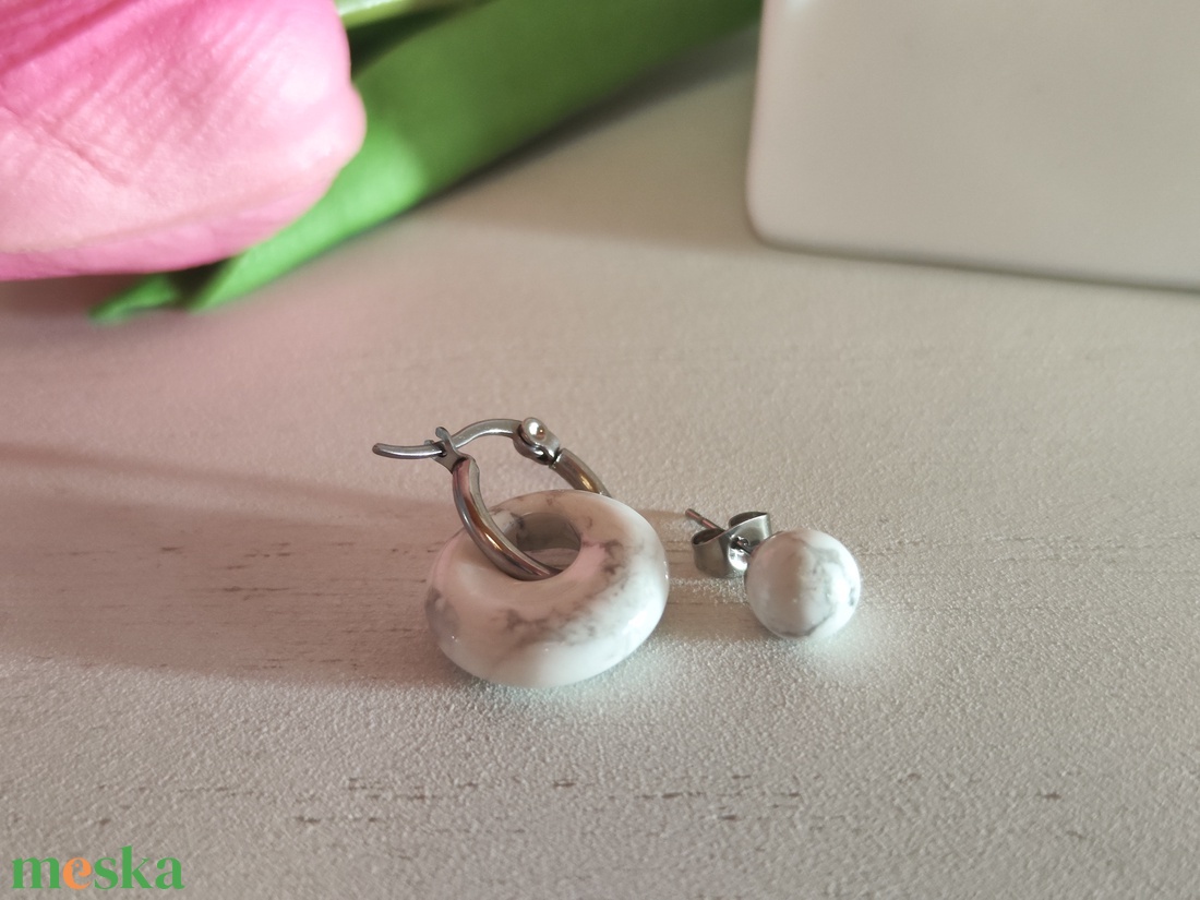 2-az-1-ben Elegancia: Aszimmetrikus Nemesacél - Howlit Ásvány Fülbevaló Szett - ékszer - fülbevaló - lógós kerek fülbevaló - Meska.hu