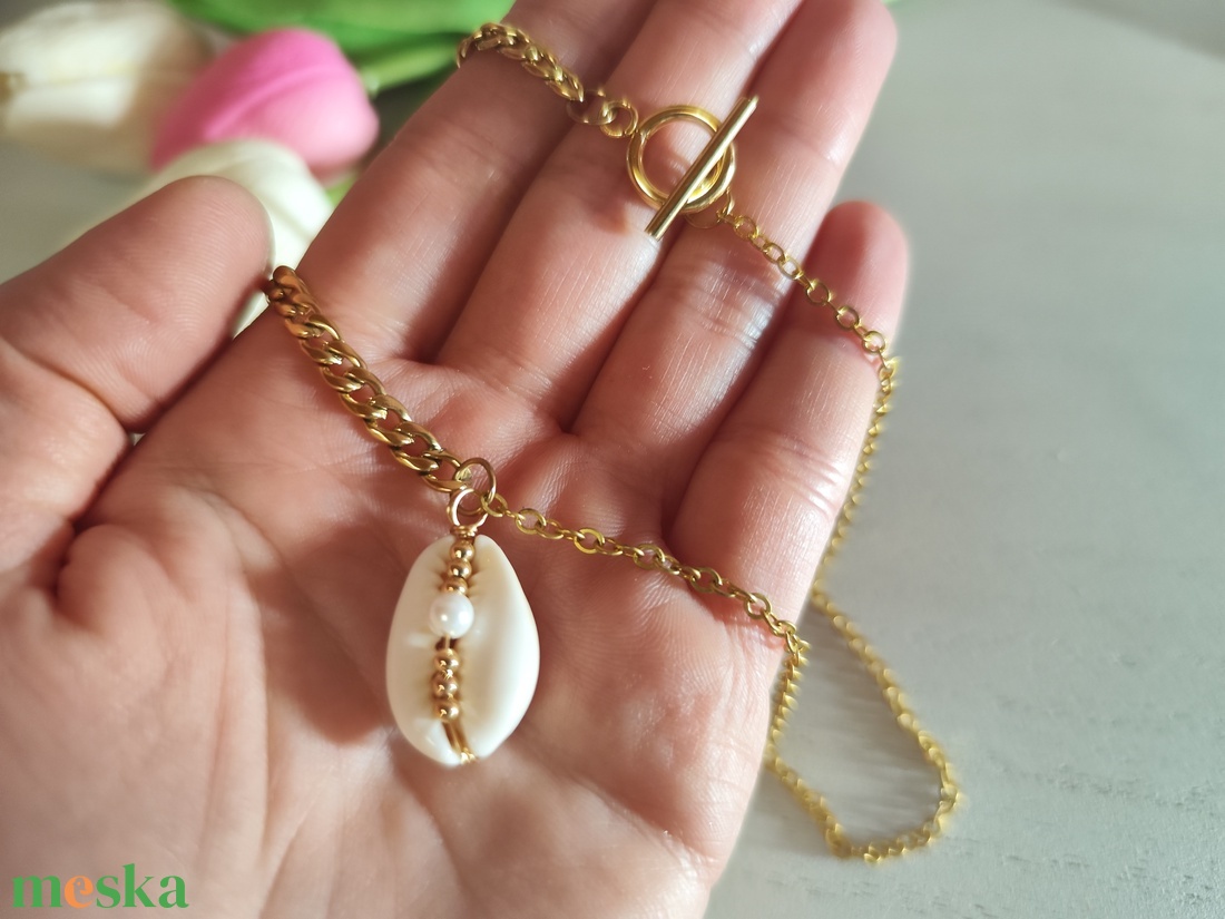 Aranyozott Kagyló-Varázs: Nemesacél Nyaklánc Valódi Gyönggyel - ékszer - nyaklánc - gyöngyös nyaklánc - Meska.hu