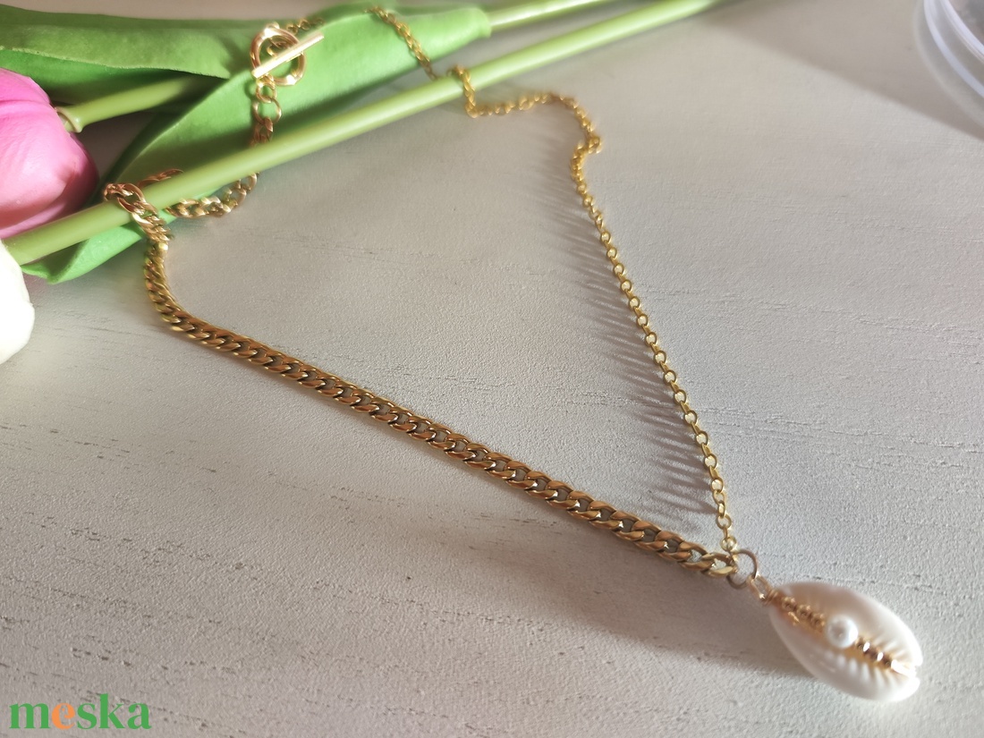 Aranyozott Kagyló-Varázs: Nemesacél Nyaklánc Valódi Gyönggyel - ékszer - nyaklánc - gyöngyös nyaklánc - Meska.hu