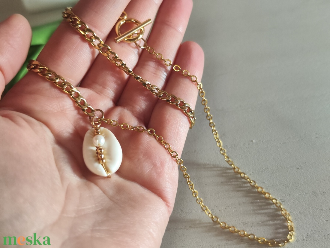 Aranyozott Kagyló-Varázs: Nemesacél Nyaklánc Valódi Gyönggyel - ékszer - nyaklánc - gyöngyös nyaklánc - Meska.hu