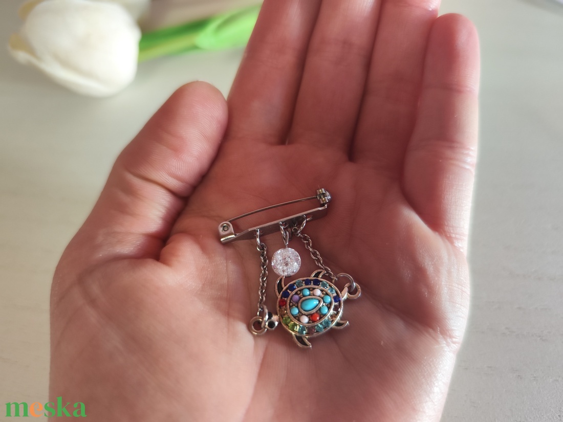 Csillogó Teknős � Egyedi Nemesacél Kitűző Roppantott Hegyikristállyal - ékszer - kitűző és bross - Meska.hu