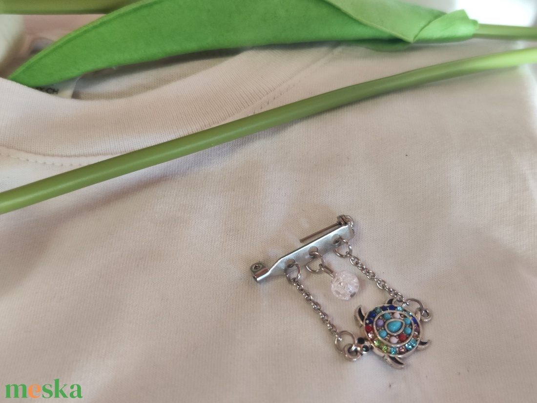 Csillogó Teknős � Egyedi Nemesacél Kitűző Roppantott Hegyikristállyal - ékszer - kitűző és bross - Meska.hu