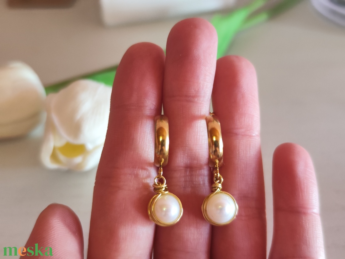 Kézműves Édesvízi Gyöngy Fülbevaló Aranyfényű Nemesacélban - ékszer - fülbevaló - lógó fülbevaló - Meska.hu