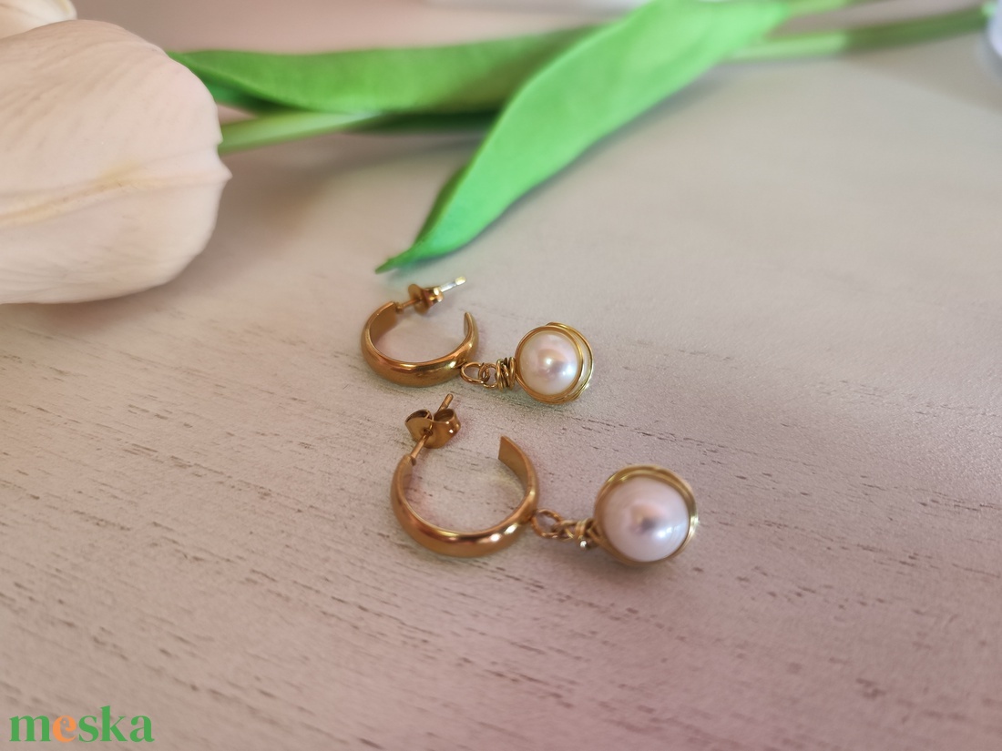 Kézműves Édesvízi Gyöngy Fülbevaló Aranyfényű Nemesacélban - ékszer - fülbevaló - lógó fülbevaló - Meska.hu