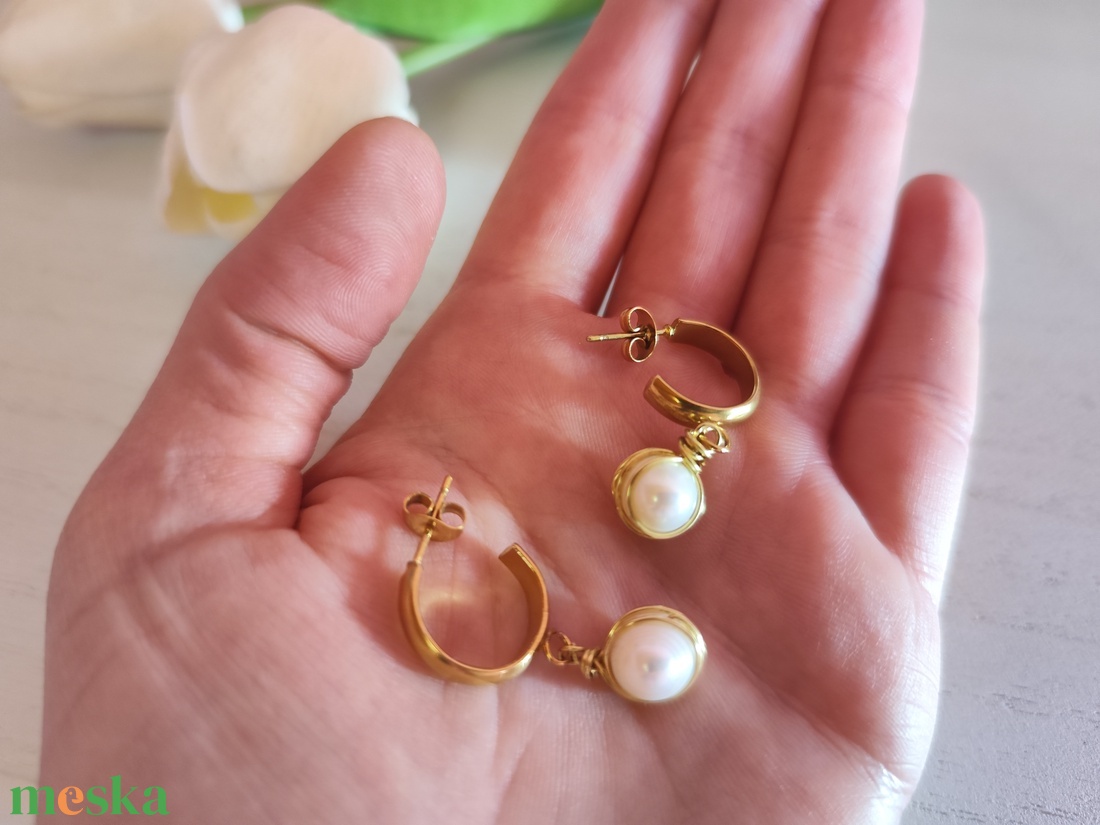 Kézműves Édesvízi Gyöngy Fülbevaló Aranyfényű Nemesacélban - ékszer - fülbevaló - lógó fülbevaló - Meska.hu