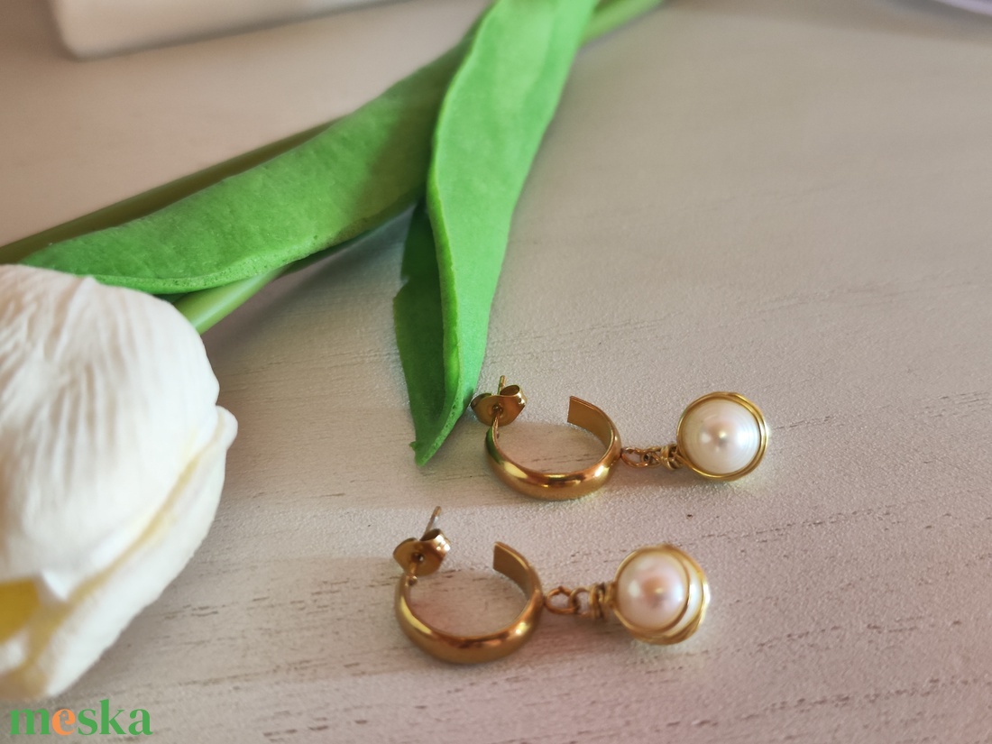 Kézműves Édesvízi Gyöngy Fülbevaló Aranyfényű Nemesacélban - ékszer - fülbevaló - lógó fülbevaló - Meska.hu