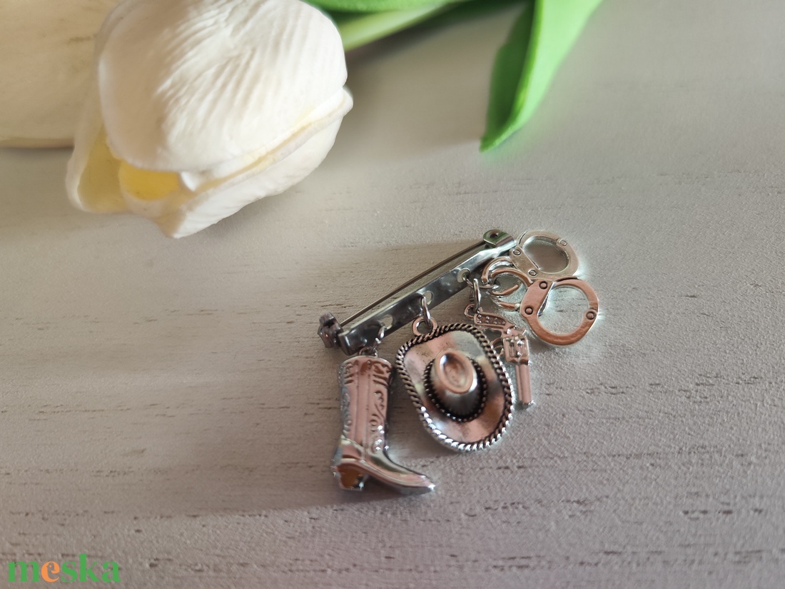 Western Varázs � Egyedi Nemesacél Kitűző Charmokkal - ékszer - kitűző és bross - Meska.hu
