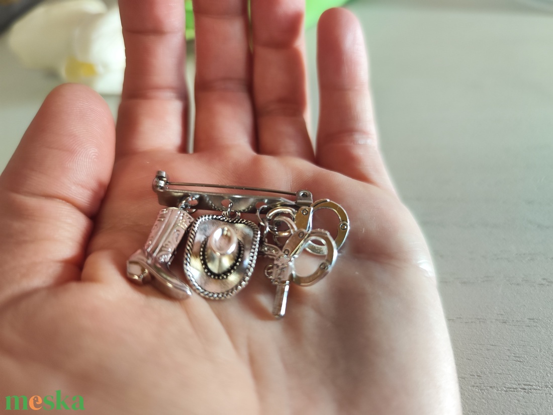 Western Varázs � Egyedi Nemesacél Kitűző Charmokkal - ékszer - kitűző és bross - Meska.hu