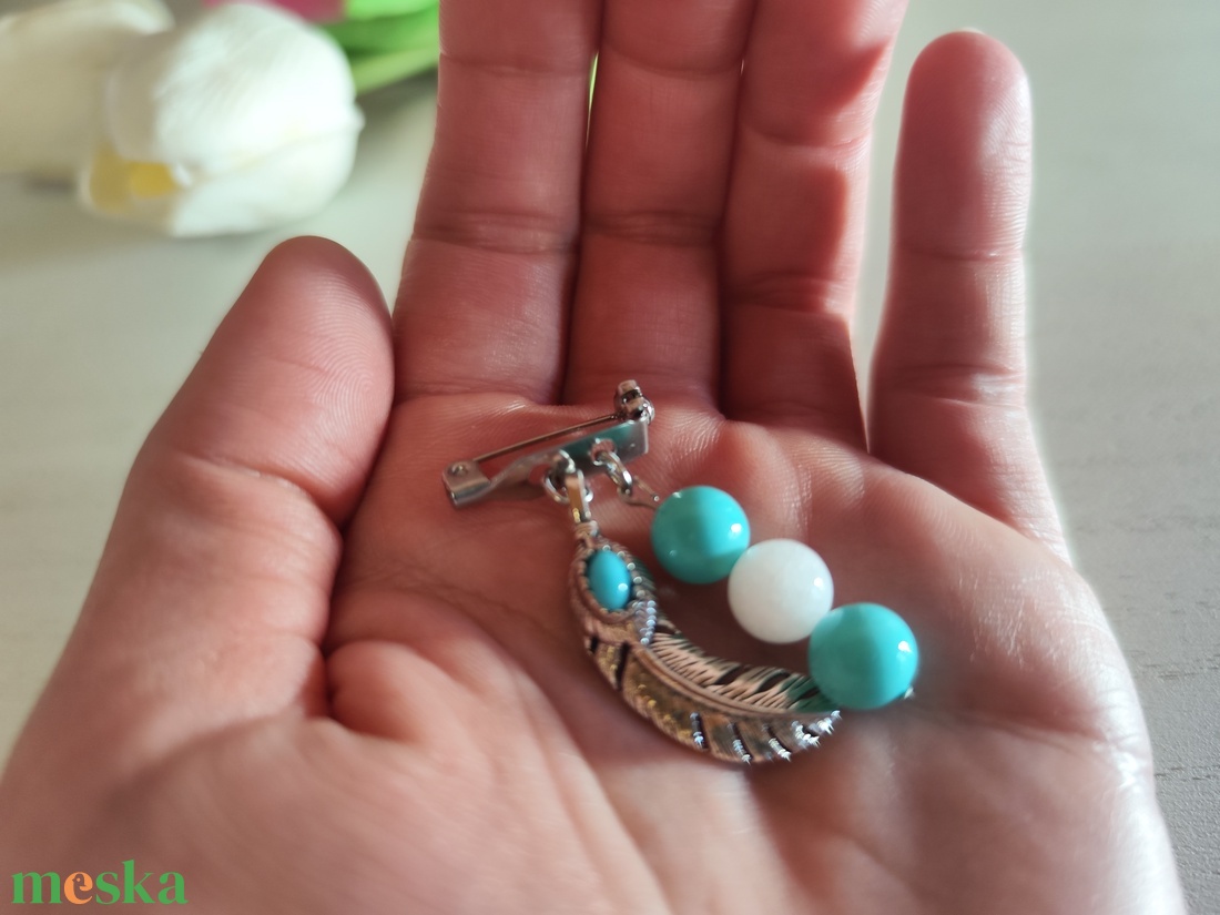 Boho Toll Nemesacél Kitűző � Türkiz Kagylógyöngy és Fehér Jáde Ásványokkal - ékszer - kitűző és bross - Meska.hu