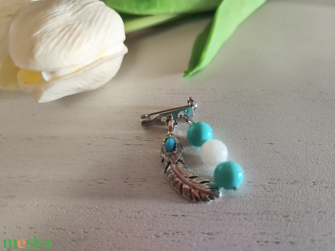 Boho Toll Nemesacél Kitűző � Türkiz Kagylógyöngy és Fehér Jáde Ásványokkal - ékszer - kitűző és bross - Meska.hu