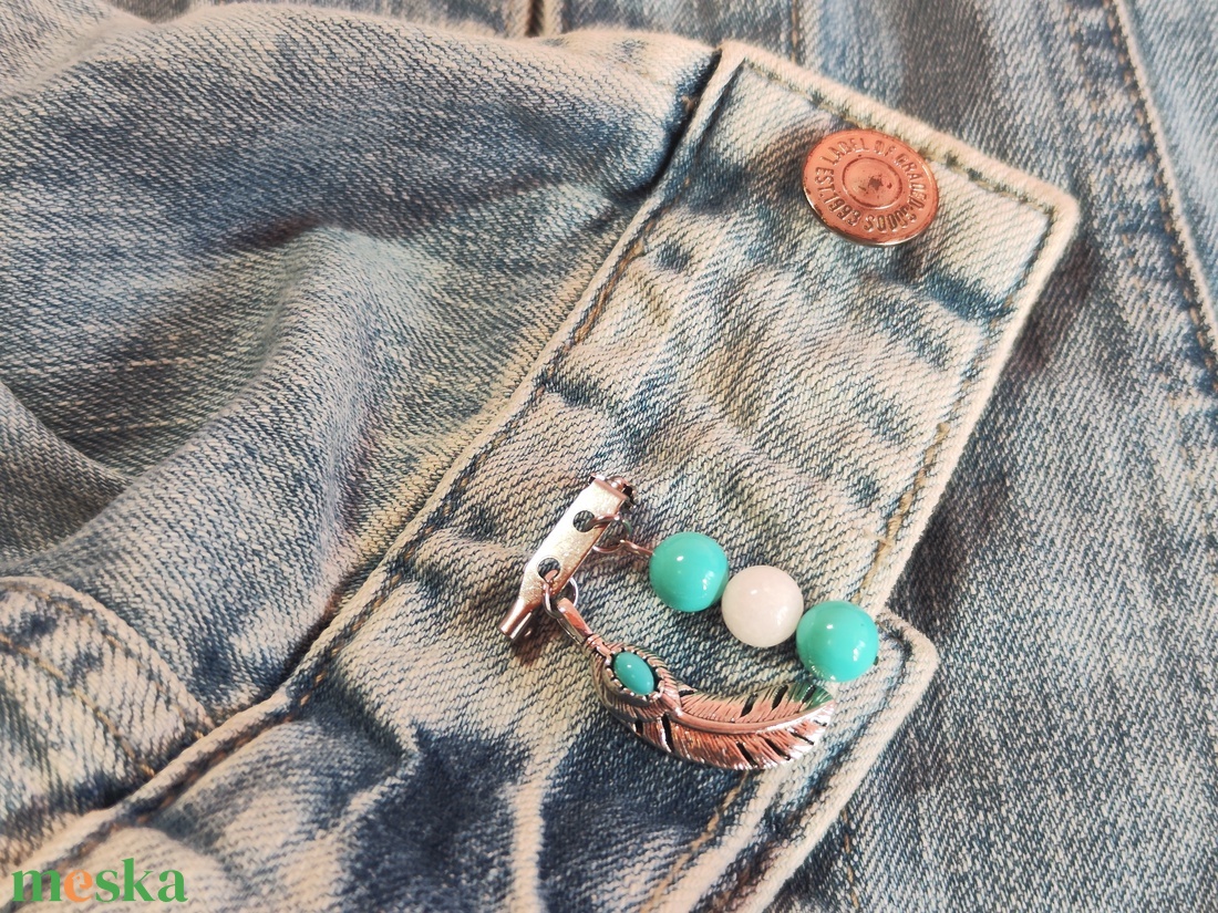 Boho Toll Nemesacél Kitűző � Türkiz Kagylógyöngy és Fehér Jáde Ásványokkal - ékszer - kitűző és bross - Meska.hu