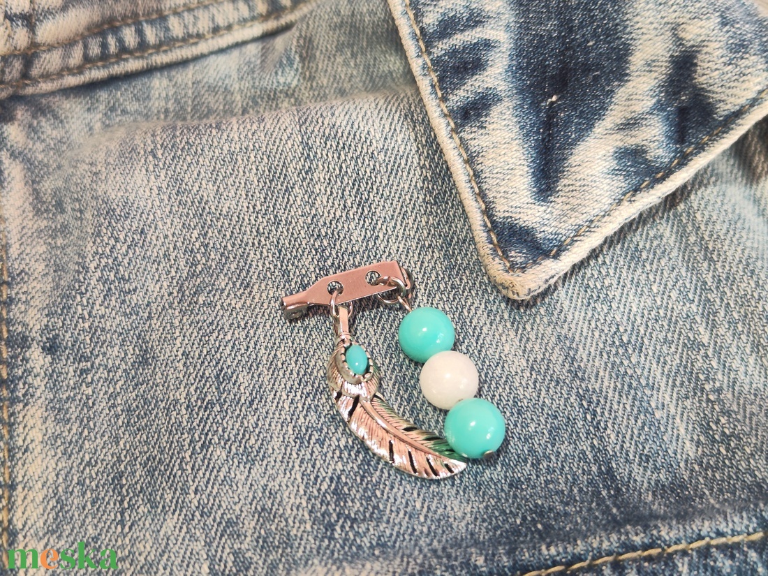 Boho Toll Nemesacél Kitűző � Türkiz Kagylógyöngy és Fehér Jáde Ásványokkal - ékszer - kitűző és bross - Meska.hu