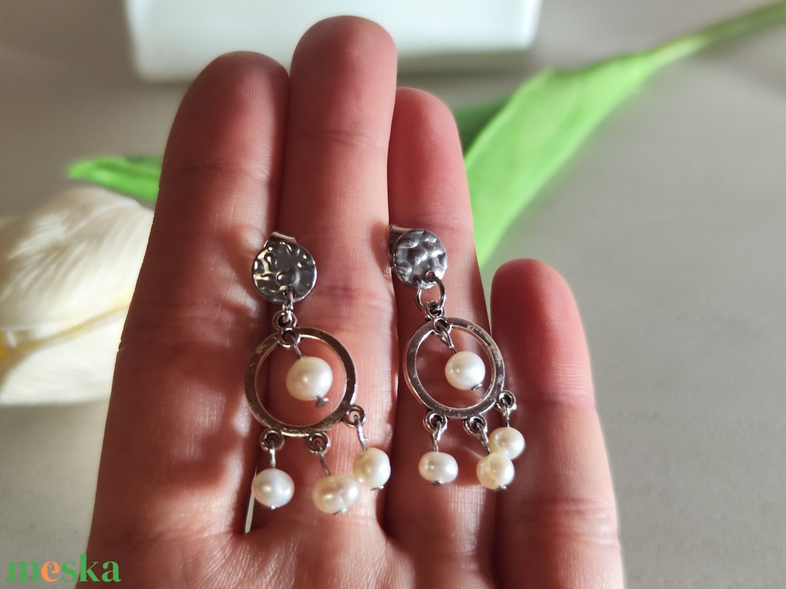 Édesvízi gyöngyös nemesacél fülbevaló � Elegancia a hideg színtípusoknak - ékszer - fülbevaló - lógó fülbevaló - Meska.hu