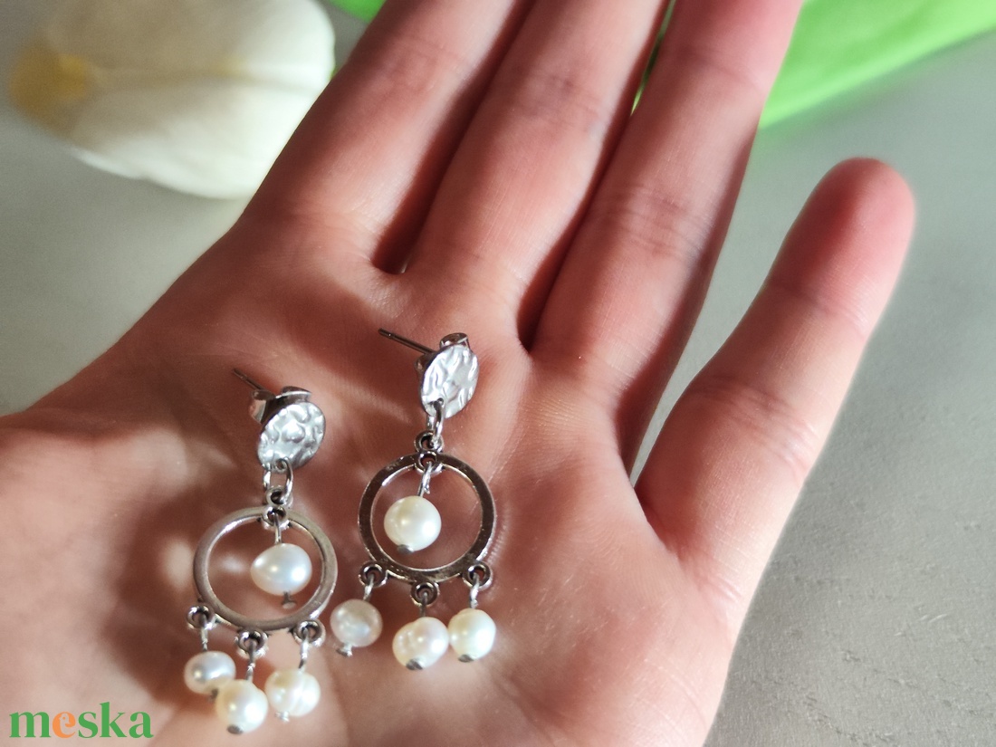 Édesvízi gyöngyös nemesacél fülbevaló � Elegancia a hideg színtípusoknak - ékszer - fülbevaló - lógó fülbevaló - Meska.hu