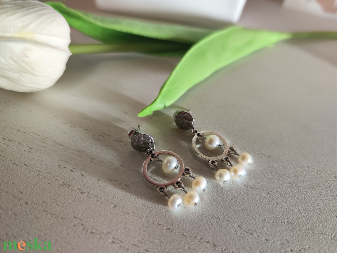 Édesvízi gyöngyös nemesacél fülbevaló � Elegancia a hideg színtípusoknak - ékszer - fülbevaló - lógó fülbevaló - Meska.hu