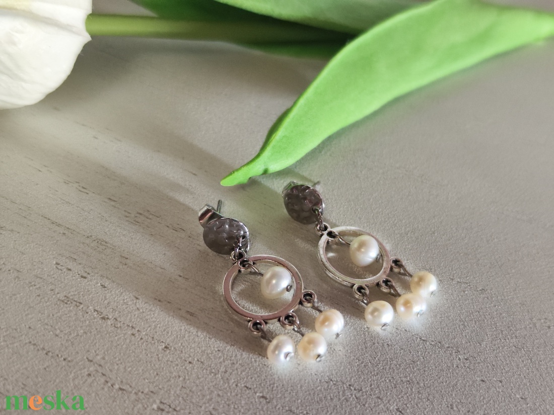Édesvízi gyöngyös nemesacél fülbevaló � Elegancia a hideg színtípusoknak - ékszer - fülbevaló - lógó fülbevaló - Meska.hu