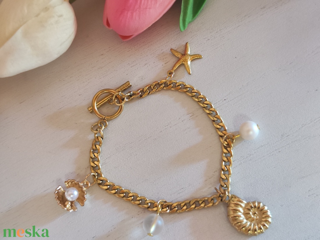 Arany színű nemesacél karkötő vastag csavart szemekkel � elegáns charmokkal! - ékszer - karkötő - charm karkötő - Meska.hu