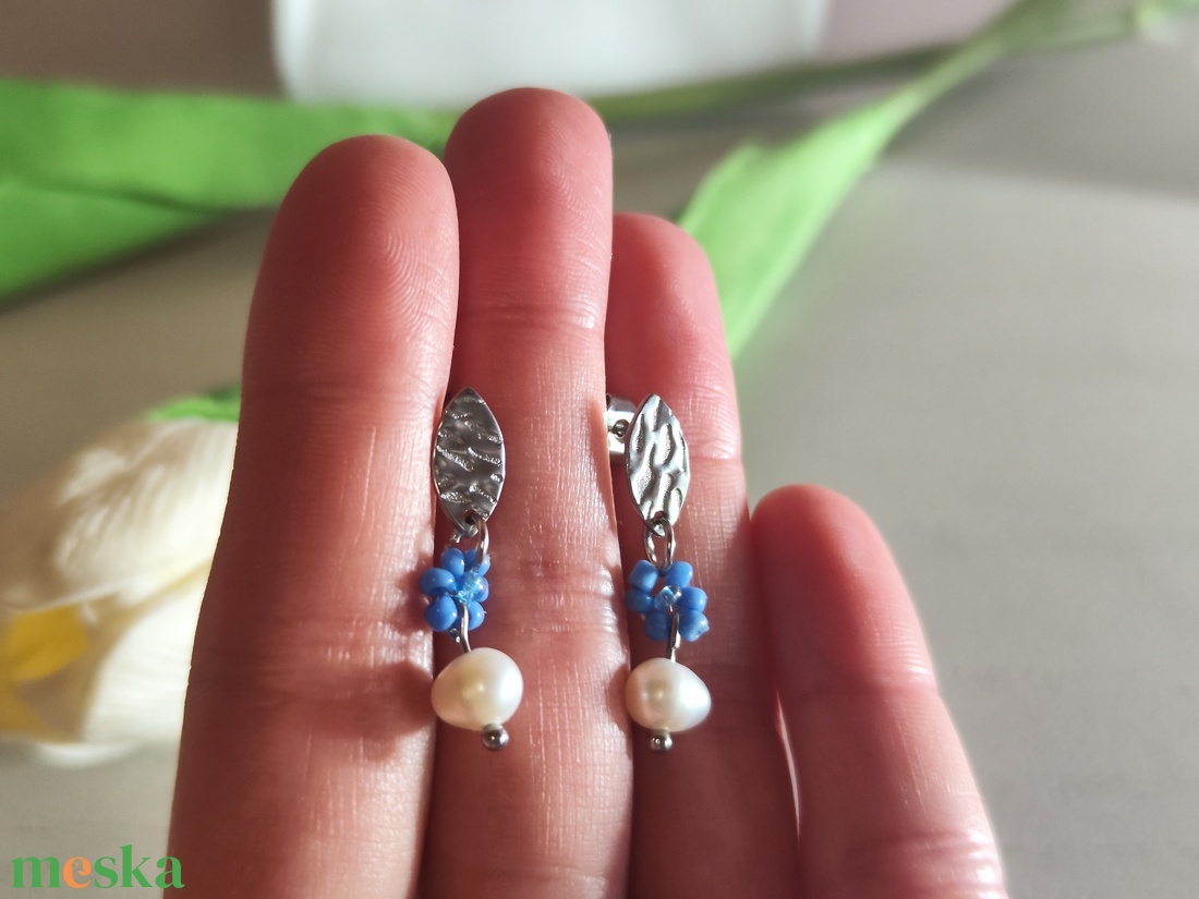 Elegáns Nemesacél Fülbevaló Édesvízi Gyönggyel és Kék Virágokkal � Hűvös Elegancia - ékszer - fülbevaló - lógó fülbevaló - Meska.hu