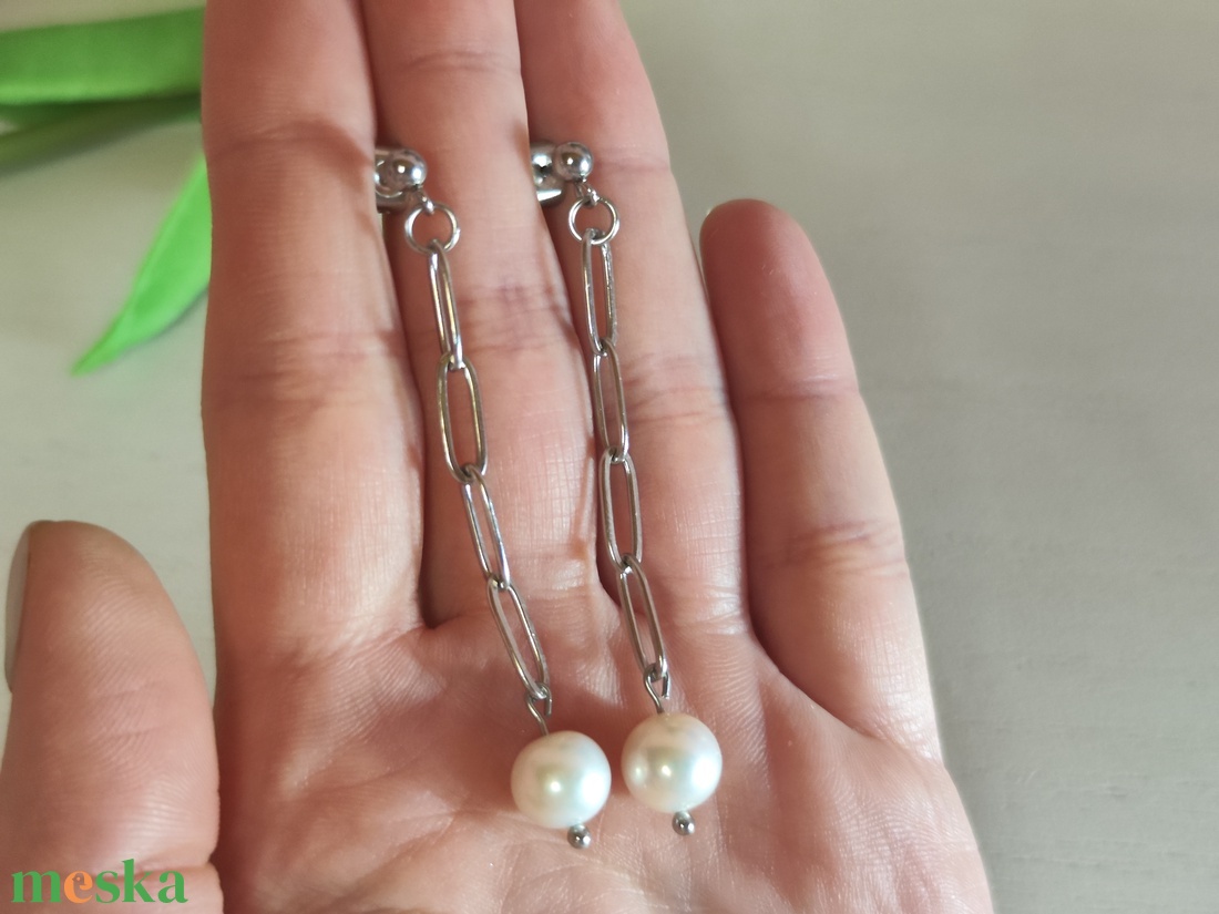 Elegáns nemesacél láncos fülbevaló, édesvízi tenyésztett gyöngyökkel - ékszer - fülbevaló - lógó fülbevaló - Meska.hu
