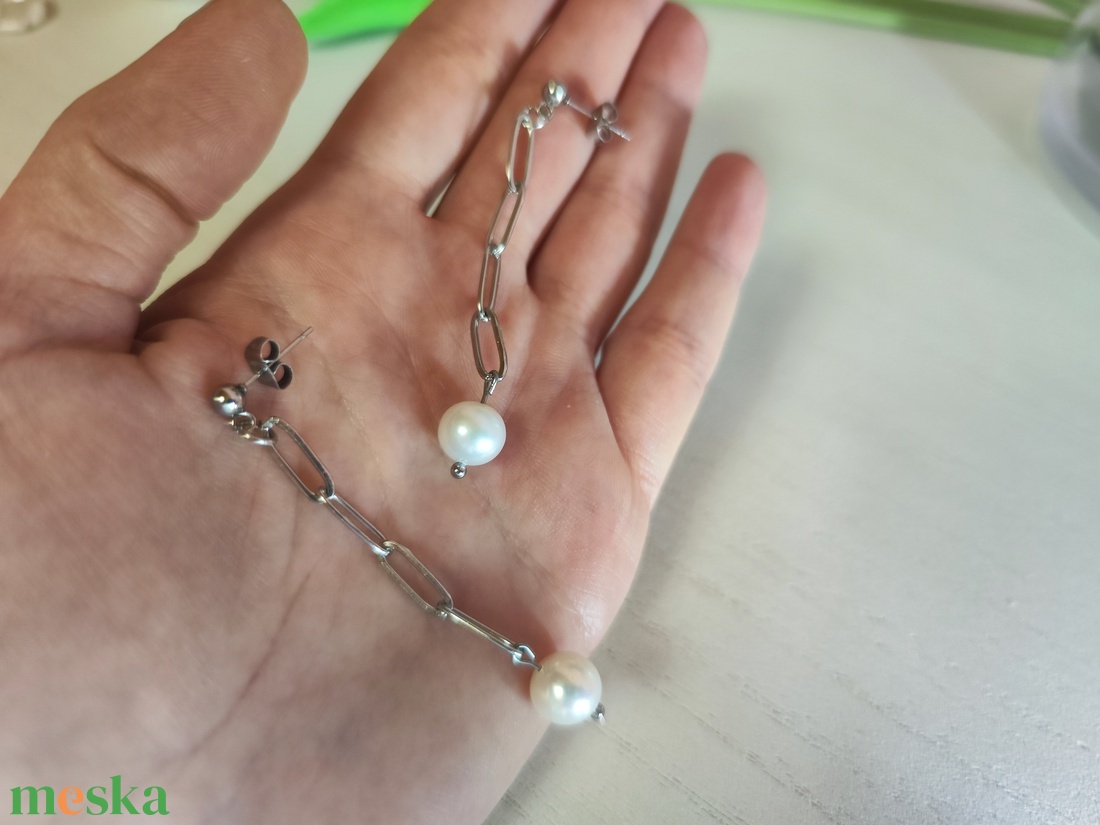 Elegáns nemesacél láncos fülbevaló, édesvízi tenyésztett gyöngyökkel - ékszer - fülbevaló - lógó fülbevaló - Meska.hu