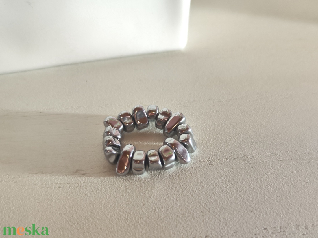 Egyedi szabálytalan hematit gumis gyűrű � unisex - ékszer - gyűrű - gyöngyös gyűrű - Meska.hu