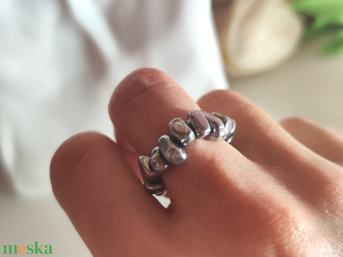 Egyedi szabálytalan hematit gumis gyűrű � unisex - ékszer - gyűrű - gyöngyös gyűrű - Meska.hu