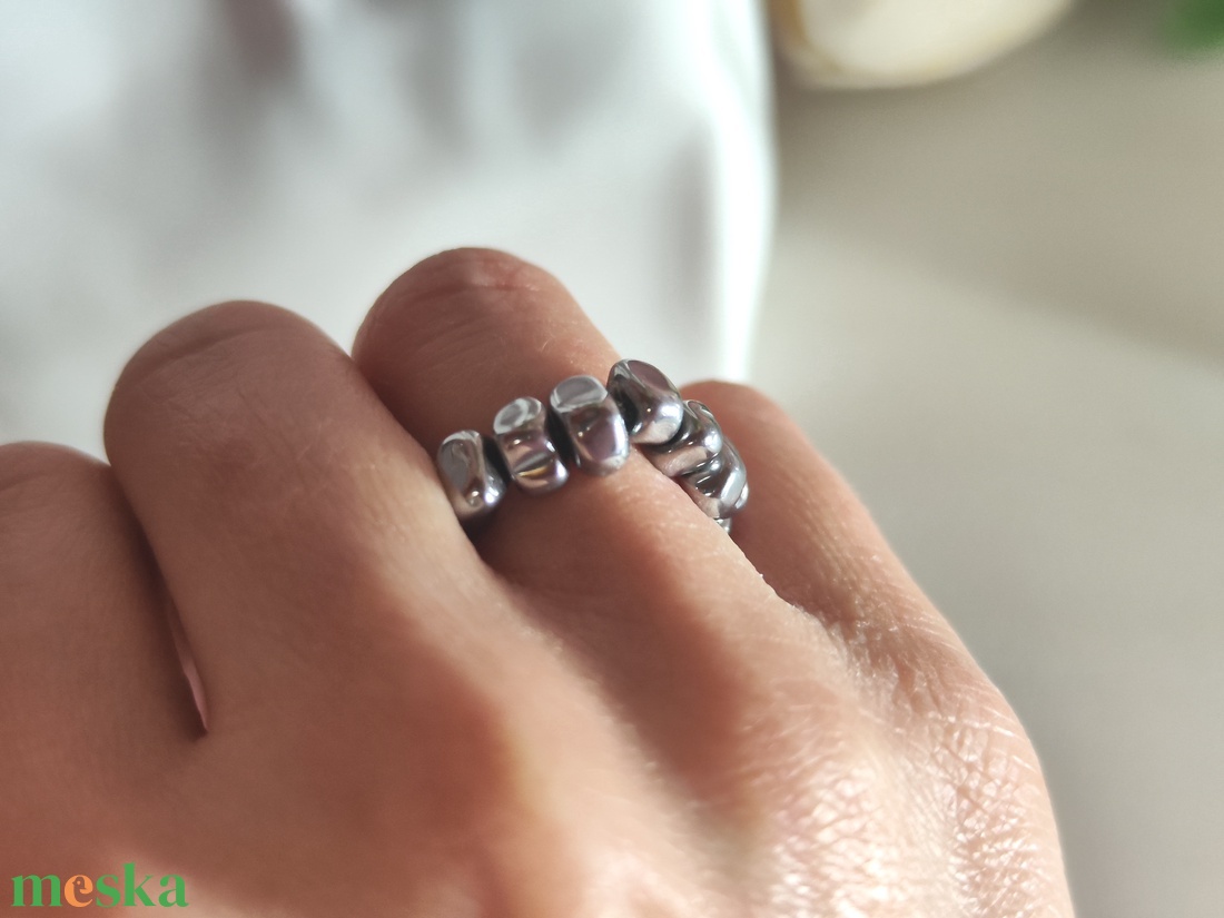 Egyedi szabálytalan hematit gumis gyűrű � unisex - ékszer - gyűrű - gyöngyös gyűrű - Meska.hu