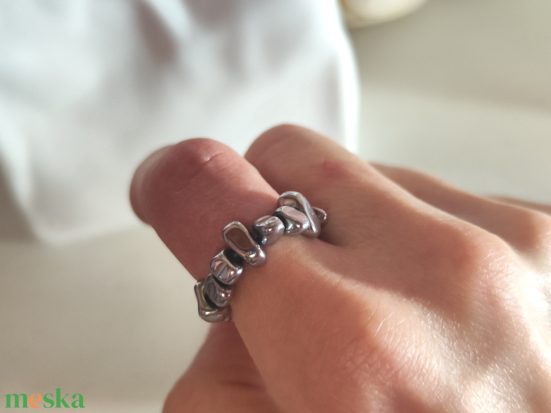 Egyedi szabálytalan hematit gumis gyűrű � unisex - ékszer - gyűrű - gyöngyös gyűrű - Meska.hu