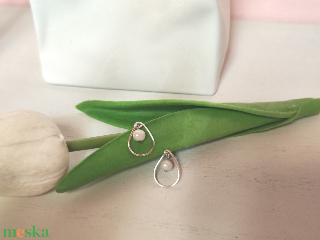 Modern Elegancia � Kézzel Hajlított Csepp Fülbevaló Valódi Gyönggyel - ékszer - fülbevaló - lógós kerek fülbevaló - Meska.hu